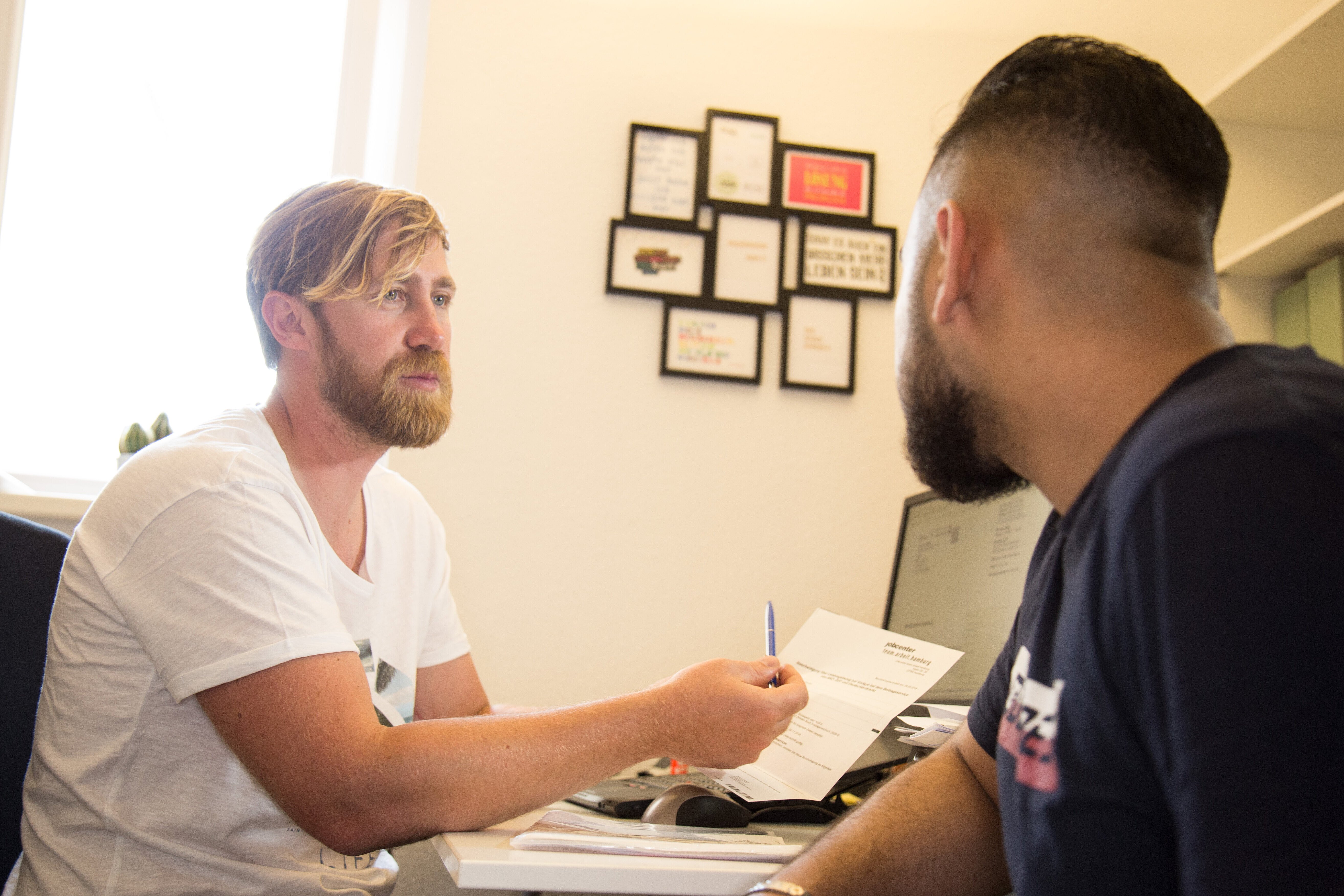 Ein Mann berät einen jungen Mann