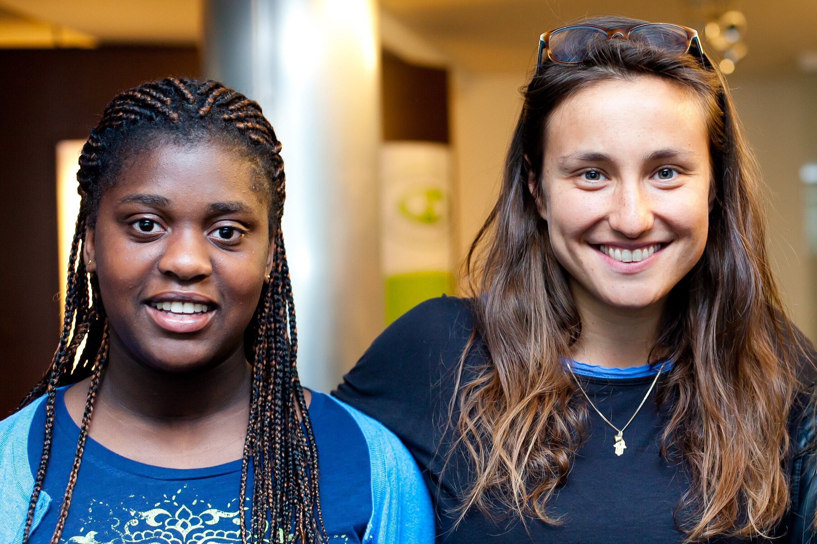 Foto: eine Schülerin und ihre Mentorin