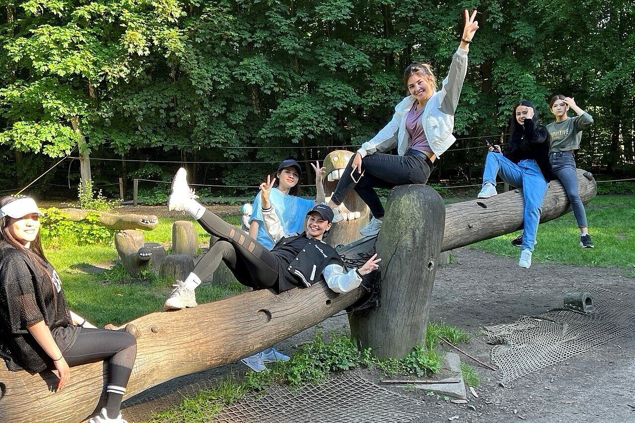 Foto: Junge Frauen auf einem Kletter-Baumstamm